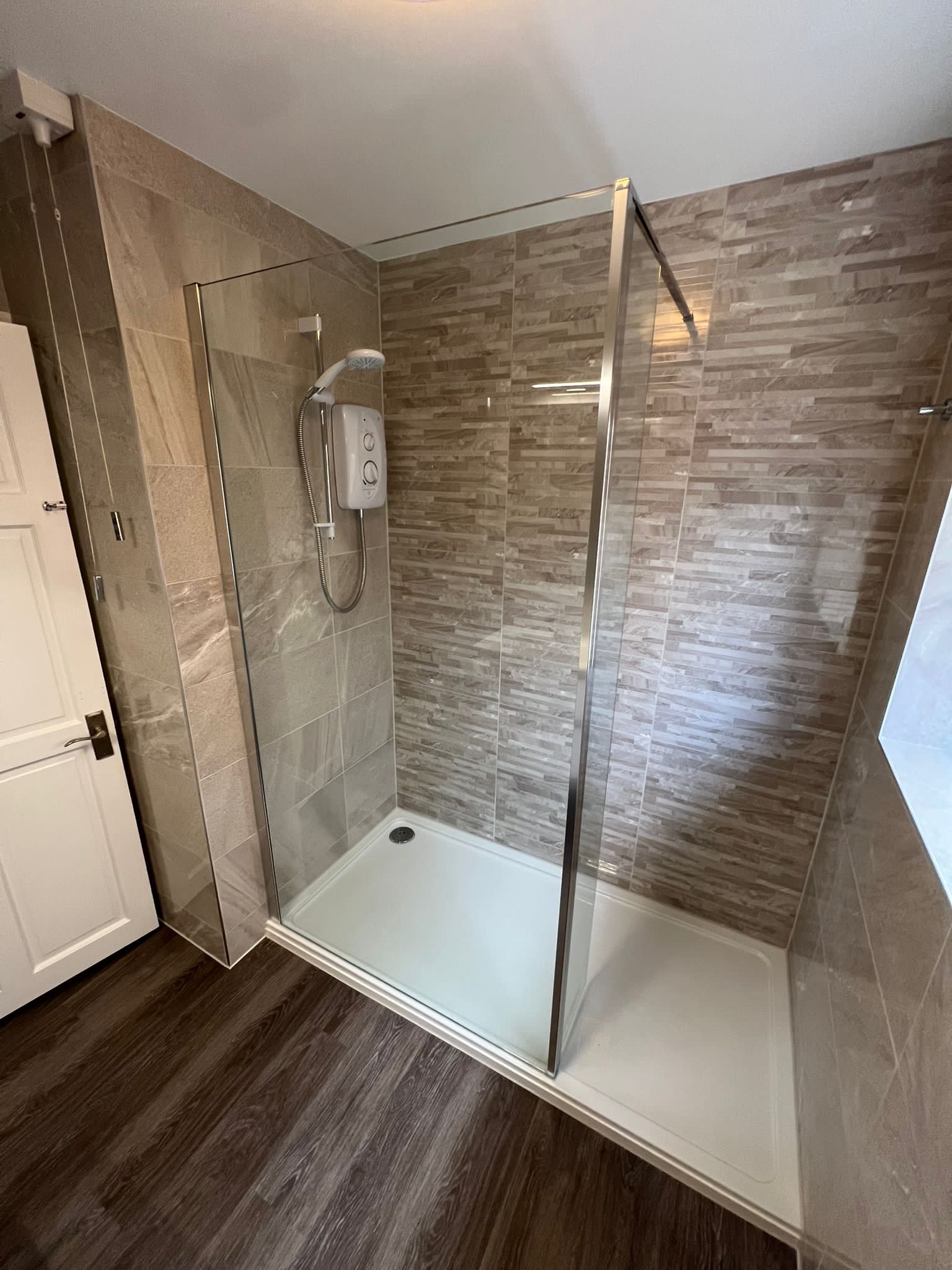 Walk-in shower with wood-effect feature tiles