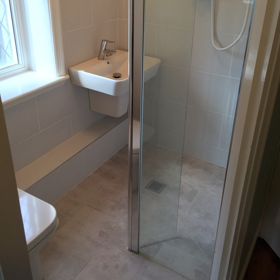Shower room with a glass screen